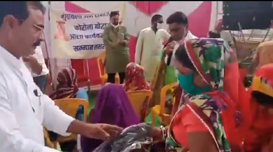 मध्यप्रदेश उपचुनावः शिवराज के मंत्री का साड़ियां बांटते वीडियो वायरल, पहले भी एक मंत्री पैसे बांटते पकड़ाए थे