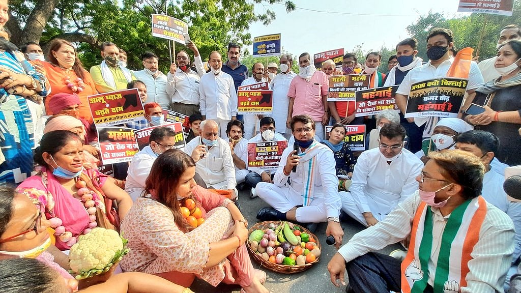 'कालाबाजारियों से केजरीवाल सरकार-केंद्र की सांठगांठ से बढ़ रही हैं कीमतें', दिल्ली कांग्रेस ने किया प्रदर्शन