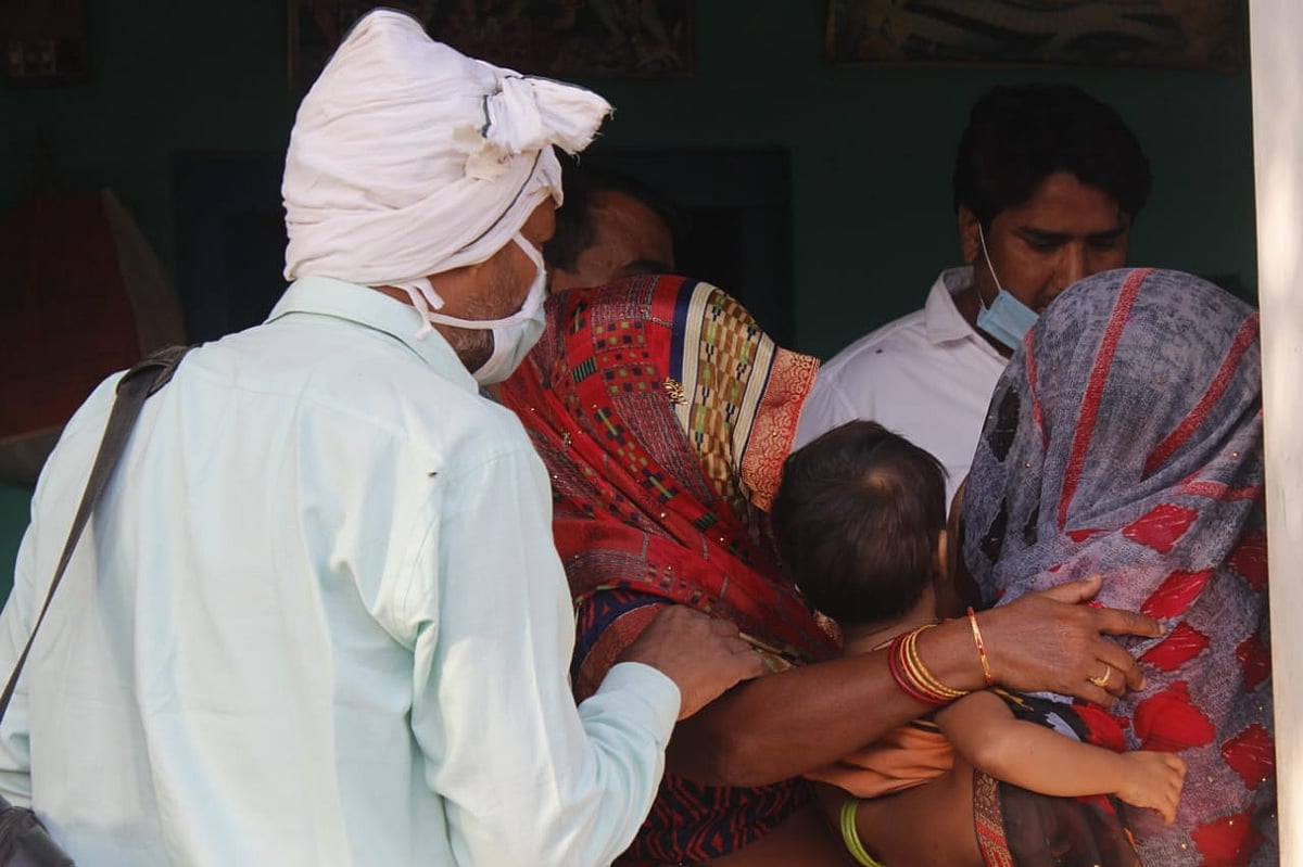 'हाथरस पीड़िता के परिवार को लेकर योगी सरकार ने उठाए गैरकानूनी कदम', सोशल एक्टिविस्ट की मांग- लगे रोक