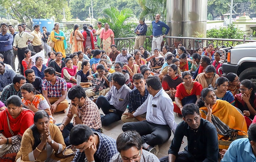 दिल्ली में सरकारी डॉक्टरों को वेतन के लाले, हिंदू राव के बाद कस्तूरबा अस्पताल के कोरोना वॉरियर्स हड़ताल पर