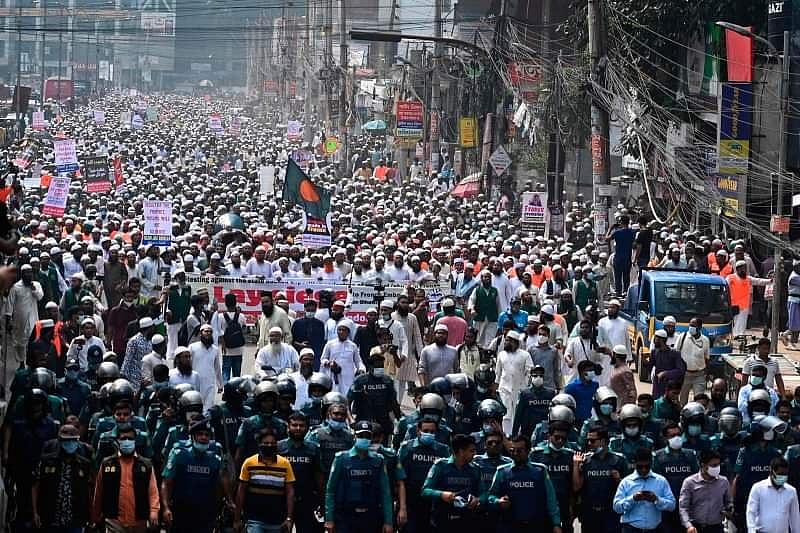 बांग्लादेश में फ्रांस के खिलाफ उमड़ी भारी भीड़, पैगंबर के विवादित कार्टून पर मैक्रों के खिलाफ फूटा गुस्सा