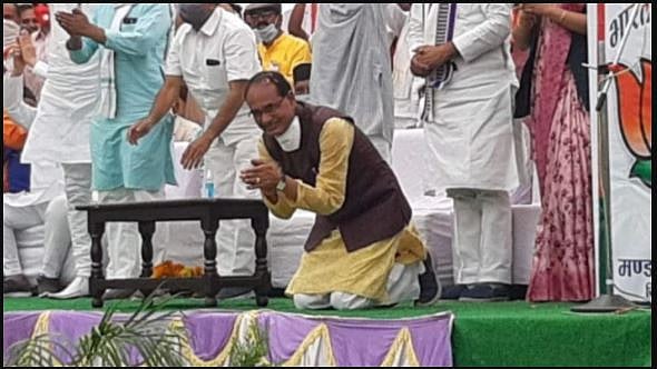  मध्य प्रदेश उपचुनावः कहीं दंडवत तो कहीं नतमस्तक बीजेपी नेता, सरकार बचाने के लिए शिवराज तक घुटनों के बल