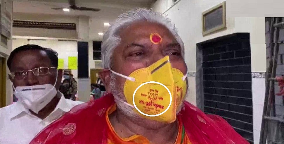 बिहार चुनाव: मंत्री ने पोलिंग बूथ पर कमल का लोगो वाला मास्क पहन सरेआम किया आचार संहिता का उल्लंघन, दर्ज होगी FIR