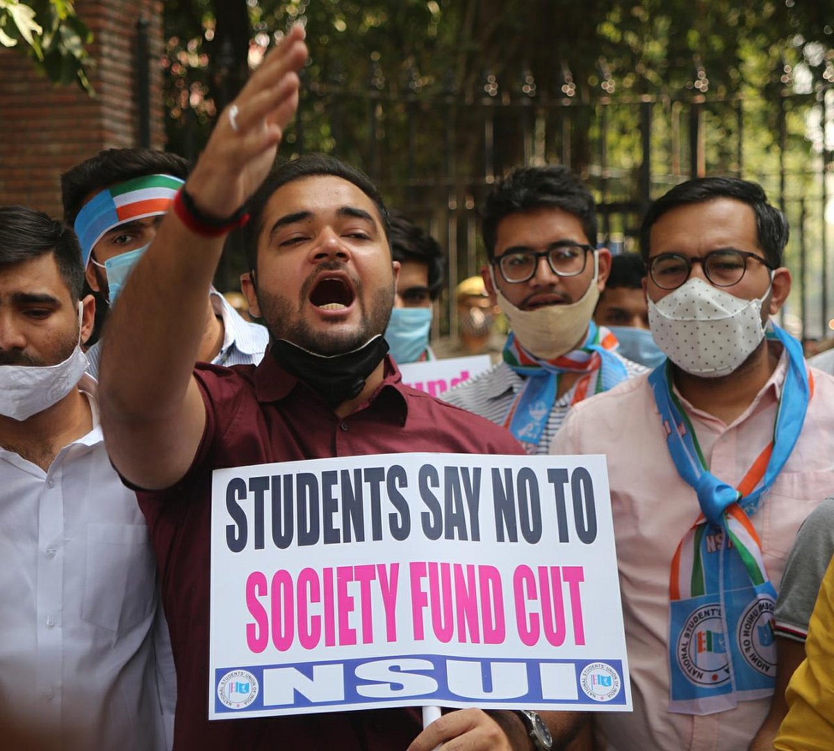 DU में छात्र समाज कोष से शिक्षकों और कर्मचारियों को वेतन देने का विरोध, NSUI ने किया प्रदर्शन