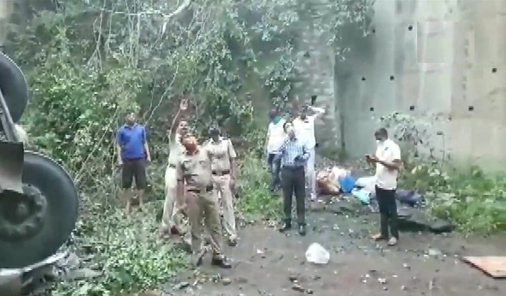 महाराष्ट्र के नंदुरबार में भीषण सड़क हादसे से कोहराम! खाई में बस गिरने से 5 लोगों की दर्दनाक मौत, 35 घायल