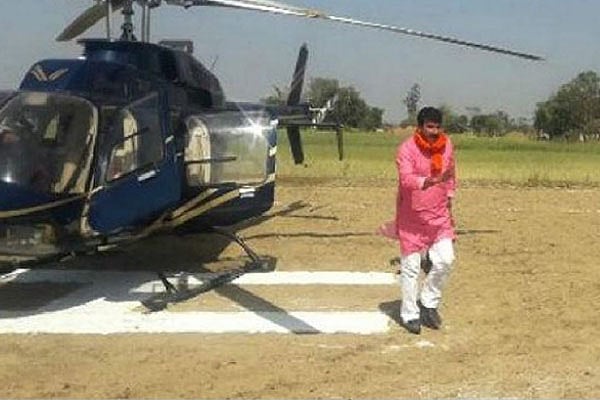 पटना में बाल-बाल बचे बीजेपी सांसद मनोज तिवारी, हवा में 40 मिनट मंडराता रहा हेलीकॉप्टर, हुई इमरजेंसी लैंडिंग
