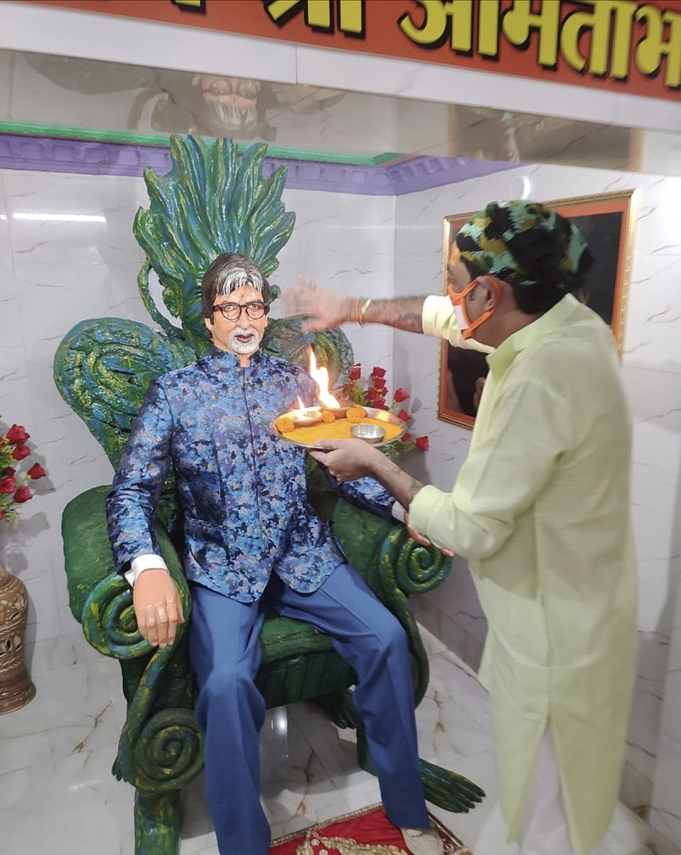 78 के हुए बिग बी, कोरोना के कारण उनके मंदिर में नहीं दिखी रौनाक, वर्चुअल मुलाकात का आयोजन