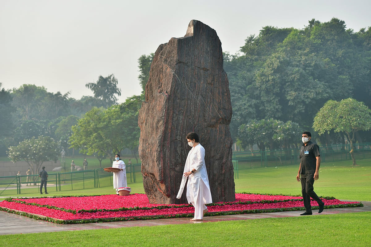 इंदिरा गांधी की पुण्यतिथि: राहुल गांधी ने दादी को श्लोक के जरिए किया याद तो प्रियंका ने शक्ति स्थल जाकर किया नमन