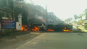बिहार : मुंगेर में फिर भड़का लोगों का आक्रोश, एसपी कार्यालय में तोड़फोड़, थाने पर हमला, DM-SP को हटाया गया