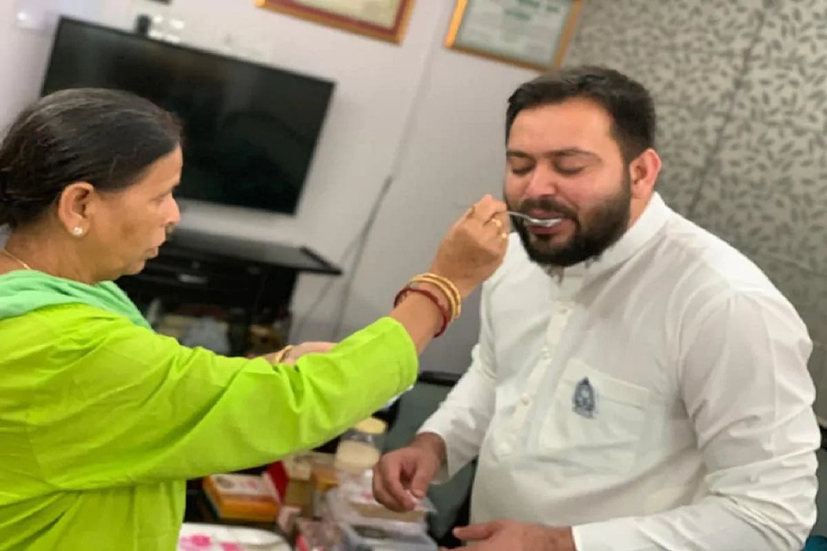 तेजस्वी ने मां और बड़े भाई से आशीर्वाद लेकर किया नामांकन, नीतीश को दी यह चुनौती, स्वीकार करेंगे सीएम?