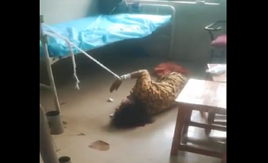 केरल के अस्पताल में कोरोना मरीज का हाथ बेड से बांधा, जमीन पर मिली बुजुर्ग, कांग्रेस ने की कार्रवाई की मांग