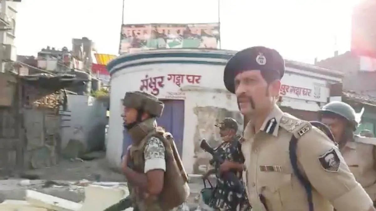 बिहार : मुंगेर में पुलिस ने किया फ्लैग मार्च, जानें हिंसक झड़प के बाद अब कैसी है शहर की स्थिति 