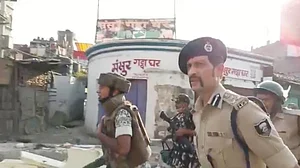 बिहार : मुंगेर में पुलिस ने किया फ्लैग मार्च, जानें हिंसक झड़प के बाद अब कैसी है शहर की स्थिति