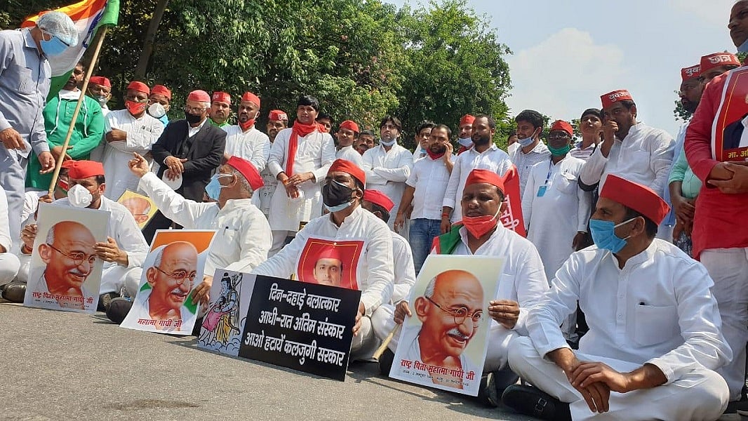 हाथरस कांडः लखनऊ में समाजवादी  पार्टी के प्रदर्शन पर  पुलिस ने बरसाई लाठियां, नेताओं को दौड़ा-दौड़ाकर पीटा