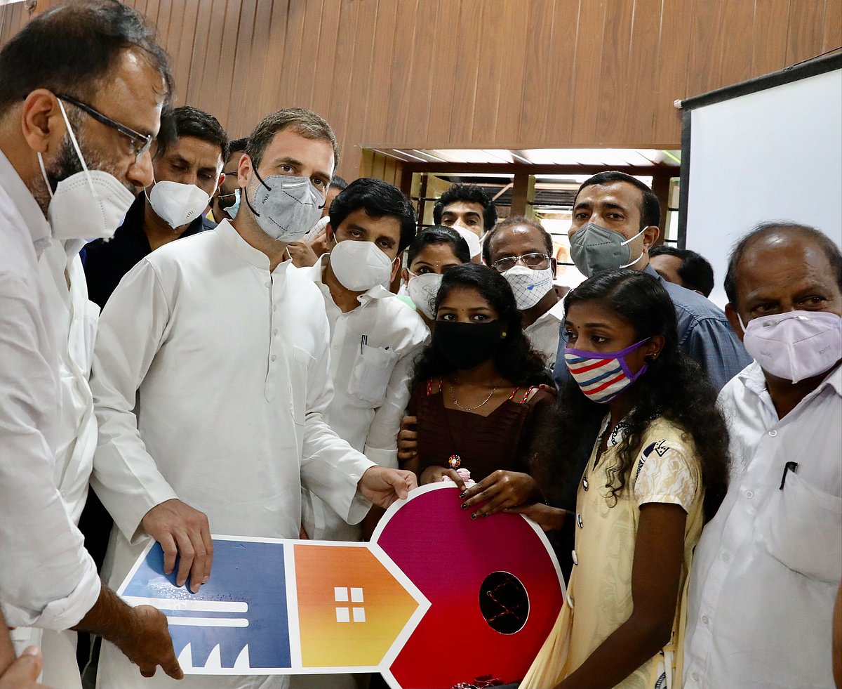 राहुल गांधी ने निभाया वादा, भूस्खलन में सबकुछ गंवा चुकी छात्राओं को सौंपी नए घर की चाबी