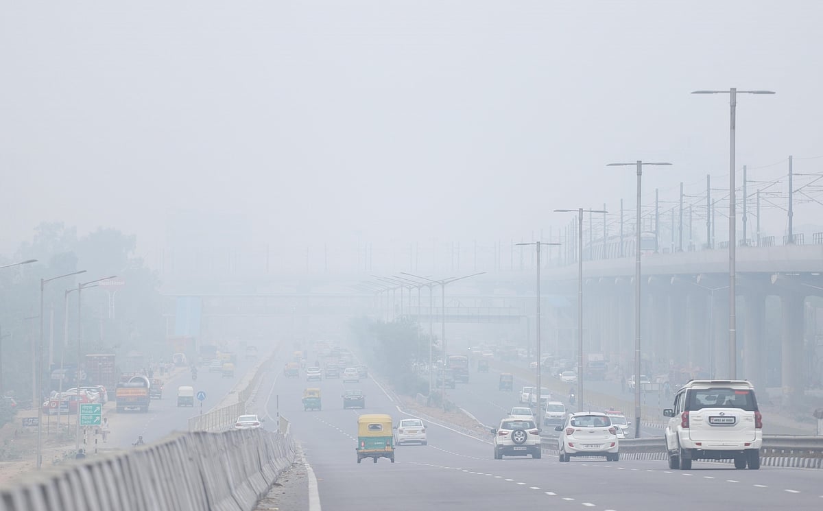 राजधानी दिल्ली में बेहद खराब स्तर पर पहुंची हवा, अभी से आसमान में छायी धुंध की काली चादर  
