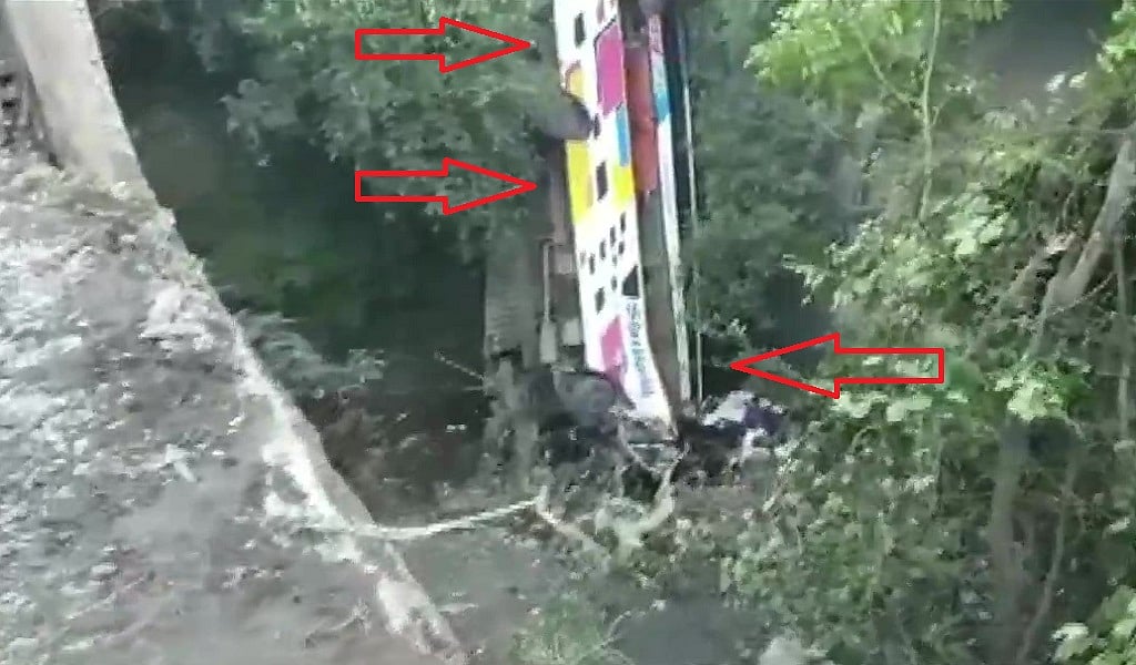 महाराष्ट्र के नंदुरबार में भीषण सड़क हादसे से कोहराम! खाई में बस गिरने से 5 लोगों की दर्दनाक मौत, 35 घायल