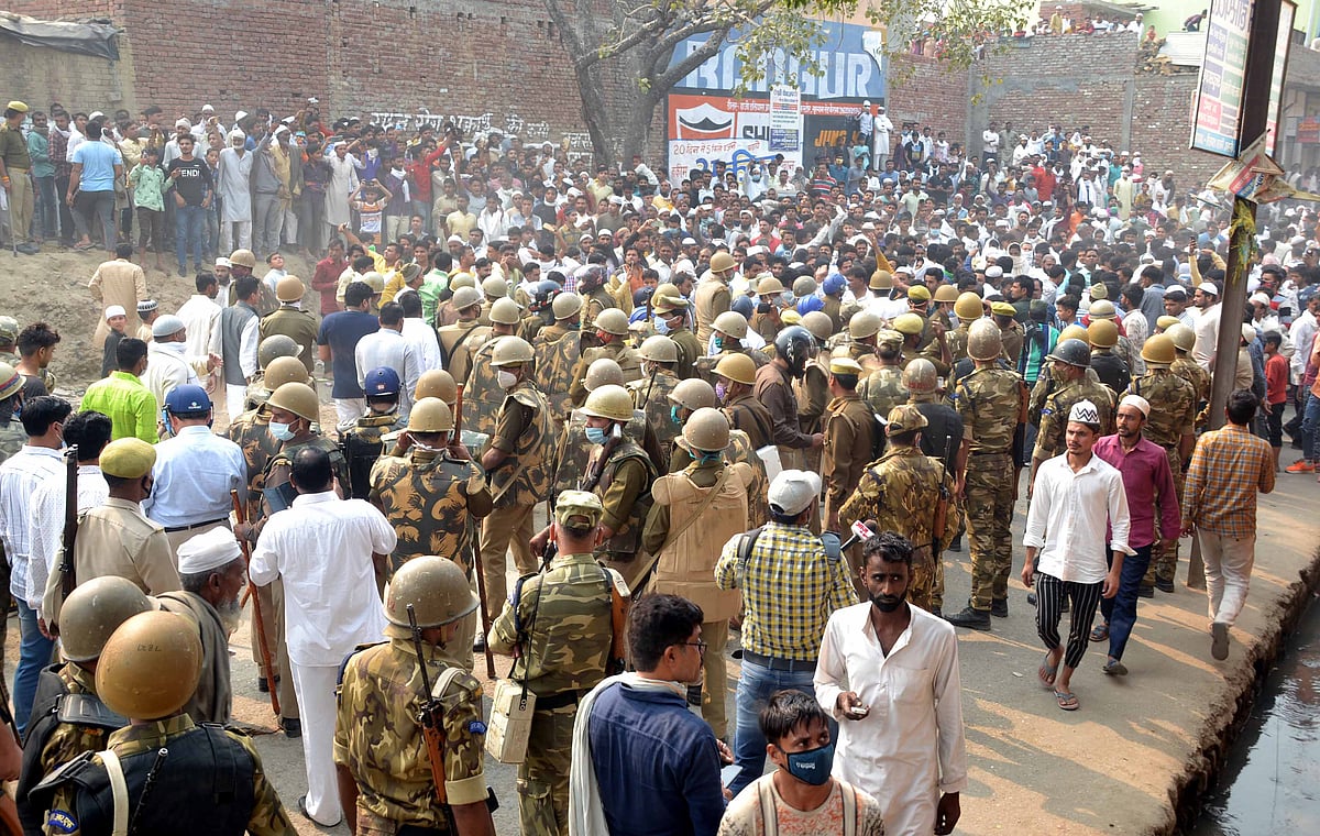 योगी सरकार में कैराना में पुलिस के उत्पीड़न के खिलाफ हल्ला-बोल, सड़क पर उतर कर हजारों लोगों ने किया प्रदर्शन