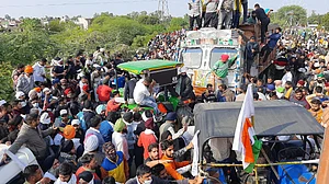 खट्टर सरकार के वाटर कैनन और आंसू गैस के गोले भी नहीं रोक पाए किसानों को, कल दिल्ली बार्डर पर टकराव की आशंका