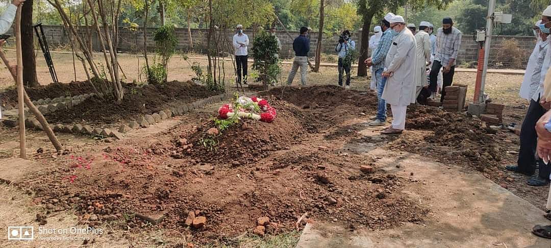 गुजरात के पैतृक गांव में सुपुर्दे-खाक हुए अहमद पटेल, राहुल गांधी समेत कई बड़े नेता अंतिम दर्शन के लिए पहुंचे