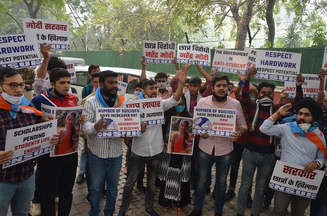 LSR की छात्रा को न्याय के लिए NSUI ने घेरा शिक्षा मंत्री  का घर, छात्रवृत्ति रुकने पर कर ली थी खुदकुशी
