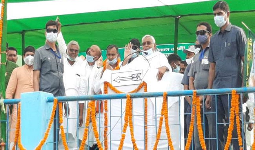 बिहार चुनाव: नीतीश की सभा में फिर हुआ हंगामा, मंच पर फेंके गए प्याज, सुरक्षा घेरे में दिया अपना भाषण