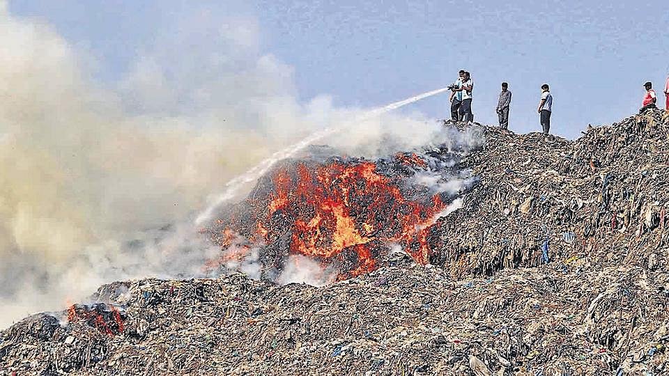 दिल्लीः प्रदूषण की मार के बीच गाजीपुर में कूड़े के पहाड़ में आग, ‘आप’ ने बीजेपी पर लगाया आरोप