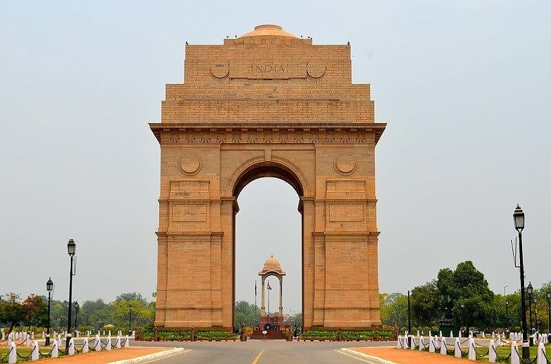 1971 के शहीदों के प्रतीक, राइफल और हेलमेट इंडिया गेट से राष्ट्रीय युद्ध स्मारक ले जाए गए

