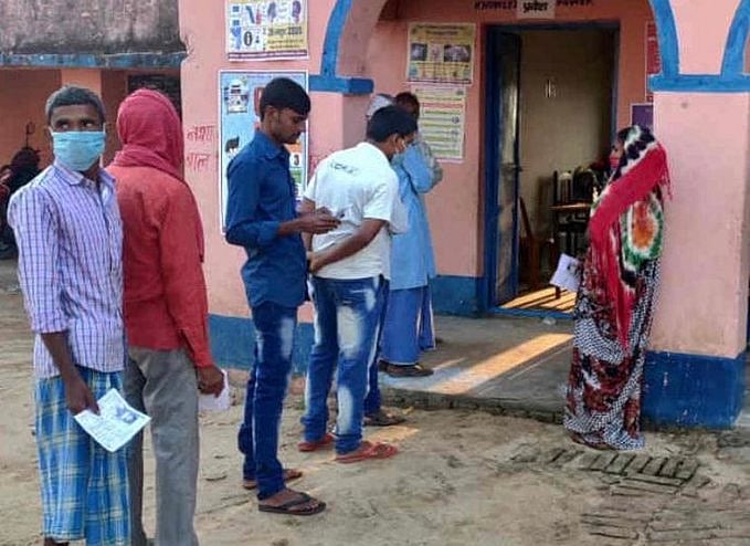 By-Election 2020 Voting LIVE: मध्य प्रदेश विधानसभा उप-चुनाव में शाम साढ़े 5 बजे तक 66.37 फीसदी वोटिंग