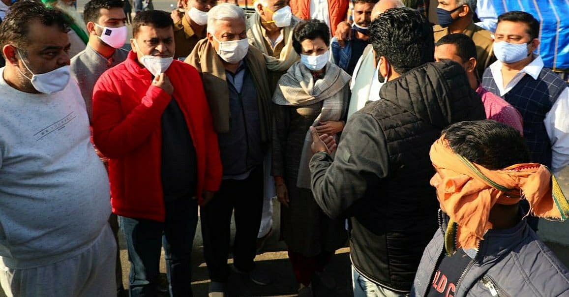 हरियाणा-दिल्ली सीमा पर सरकार ने तोड़ीं सारी हदें, दुश्मन की तरह किसानों पर चलाईं जल तोपें, बरसाए आंसू गैस के गोले