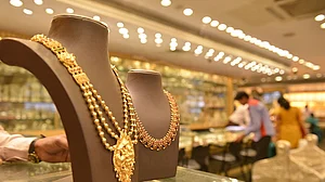 अर्थ जगत की 5 बड़ी खबरें: धनतेरस पर सस्ता हुआ सोना, जानें क्या है कीमत और आरबीआई ने दी एक और चिंताजनक खबर!