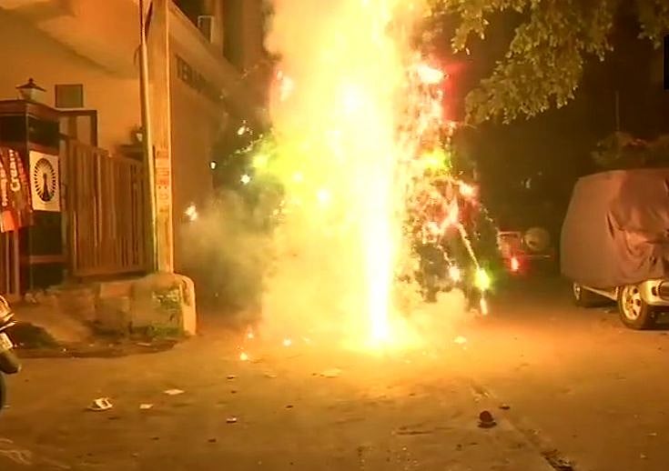 आखिर नहीं मानी दिल्ली, रोक के बावजूद हुई आतिशबाजी, खतरनाक जहरीली हुई हवा