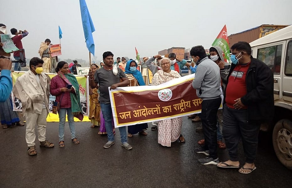 किसानों के साथ दिल्ली आ रहीं मेधा पाटकर को आगरा सीमा पर रोका गया, धरने पर बैठे आंदोलनकारी, यातायात हुआ बाधित