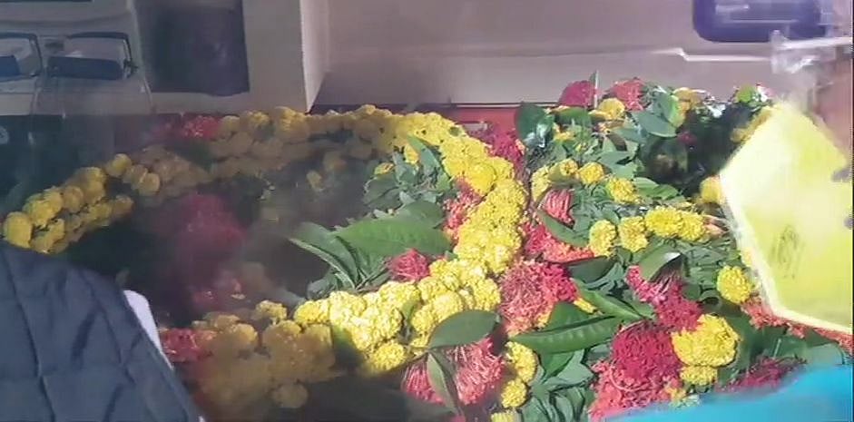 बड़ी खबर LIVE: अहमद पटेल का पार्थिव शरीर गुजरात पहुंचा, पैतृक निवास भरुच में किया जाएगा सुपुर्दे खाक