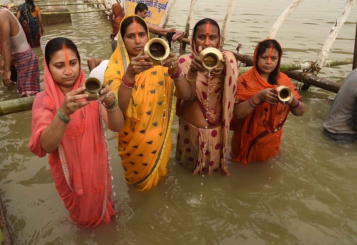 छठमय हुआ बिहार, भगवान भास्कर की भक्ति में डूबे लोग, कोरोना को लेकर इस बार घाटों पर विशेष इंतजाम