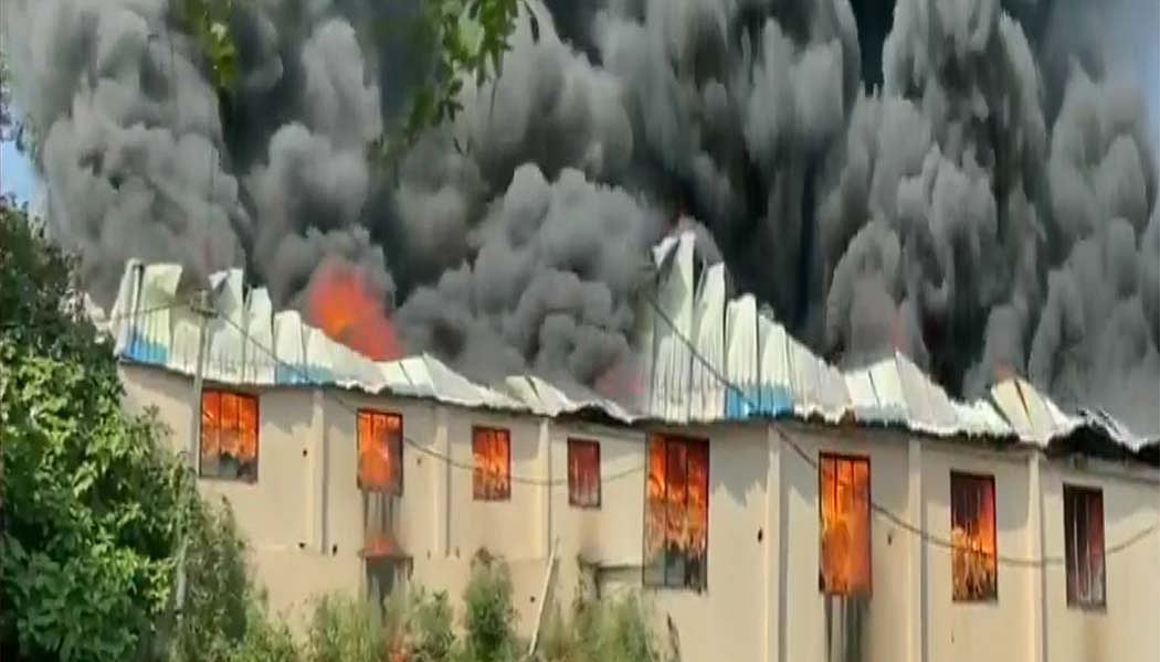 वीडियो: गुजरात के प्लास्टिक फैक्ट्री में लगी भयानक आग, मौके पर फायर ब्रिगेड की कई गाड़ियां