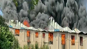 वीडियो: गुजरात के प्लास्टिक फैक्ट्री में लगी भयानक आग, मौके पर फायर ब्रिगेड की कई गाड़ियां