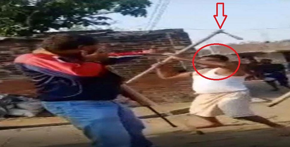 यूपी में बेखौफ शराब माफिया का आतंक देखिए, छापेमारी करने गई पुलिस टीम पर हमला, फावड़े से दौड़ा-दौड़ाकर पीटा!