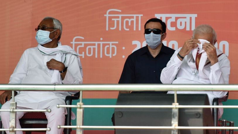 यह दृश्य 28 अक्तूबर को पटना में वेटेनरी ग्राउंड सभा मंच का है, पर प्रचार के दौरान हर जगह लोगों ने महसूस किया कि गुलाबी ठंड के बावजूद प्रधानमंत्री नरेंद्र मोदी और मुख्यमंत्री नीतीश कुमार जनता का सामना करने में पसीने-पसीने होते रहे