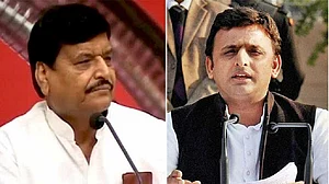 यूपी उपचुनाव में झटके के बाद अखिलेश ने बदला दाव, परिवार को एक कर मूल वोटबैंक वापस लाने में जुटे