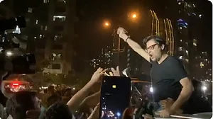 अर्नब गोस्वामी को लेकर शिवसेना ने बीजेपी को ललकारा, मीडिया से भी पूछे तीखे सवाल