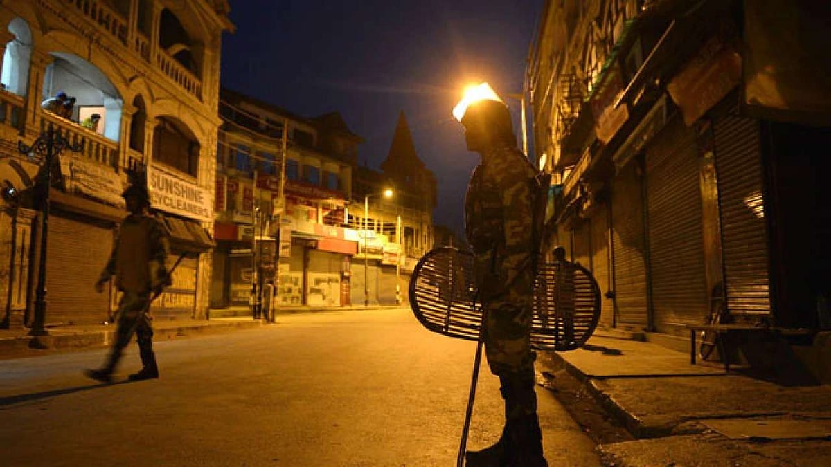 अहमदाबाद में कल रात से पूर्ण कर्फ्यू का आदेश, दिवाली के बाद बढ़े कोरोना केसों से घबराई सरकार ने लिया फैसला
