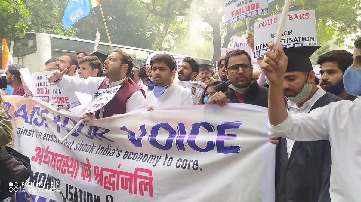अर्थ जगत की 5 बड़ी खबरें: नोटबंदी की चौथी वर्षगांठ पर NSUI का प्रदर्शन और जानें इस सप्ताह कैसी रहेगी शेयर बाजार की चाल