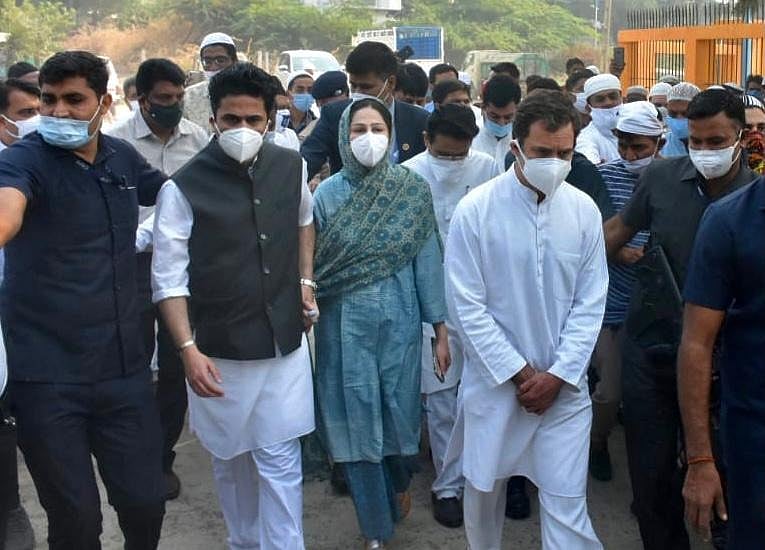 गुजरात के पैतृक गांव में सुपुर्दे-खाक हुए अहमद पटेल, राहुल गांधी समेत कई बड़े नेता अंतिम दर्शन के लिए पहुंचे