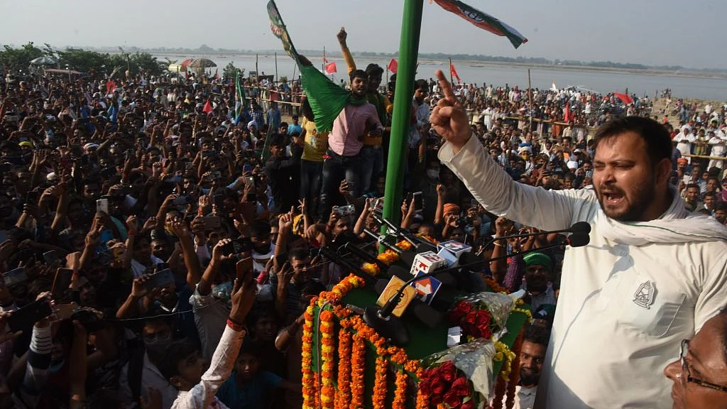 दीघा (पटना) में रविवार को चुनावी रैली को संबोधित करते तेजस्वी यादव (फोटो : Getty Images)