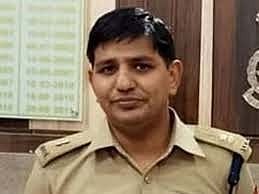 उत्तर प्रदेश: व्यापारी को खुदकुशी के लिए उकसाने के आरोपी फरार पुलिस एसपी और कांस्टेबिल पर 25 हजार का ईनाम घोषित