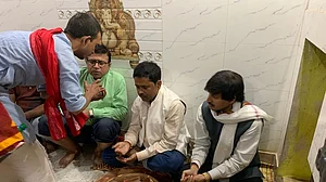 बिहार : चुनाव परिणाम से पहले भगवान की शरण में प्रत्याशी, मंदिरों और मजार की चौखट पर पहुंच मांग रहे जीत की दुआ