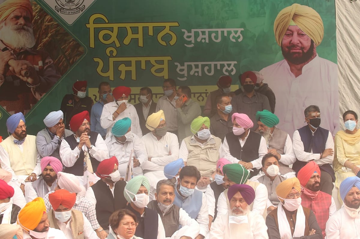 बिजली कटौती, खाद की किल्लत, किसानों की कई समस्याओं को लेकर पंजाब के CM का दिल्ली में धरना जारी, देखें तस्वीरें
