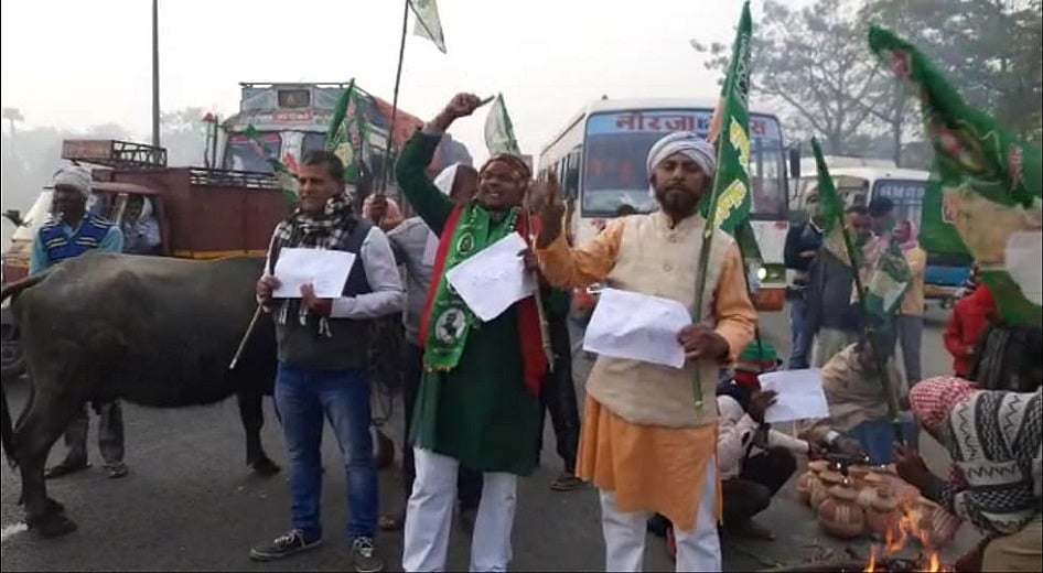 बिहार में ट्रेड यूनियनों की हड़ताल का दिखा असर, आरजेडी कार्यकर्ता भैंसों के साथ सड़क पर उतरे