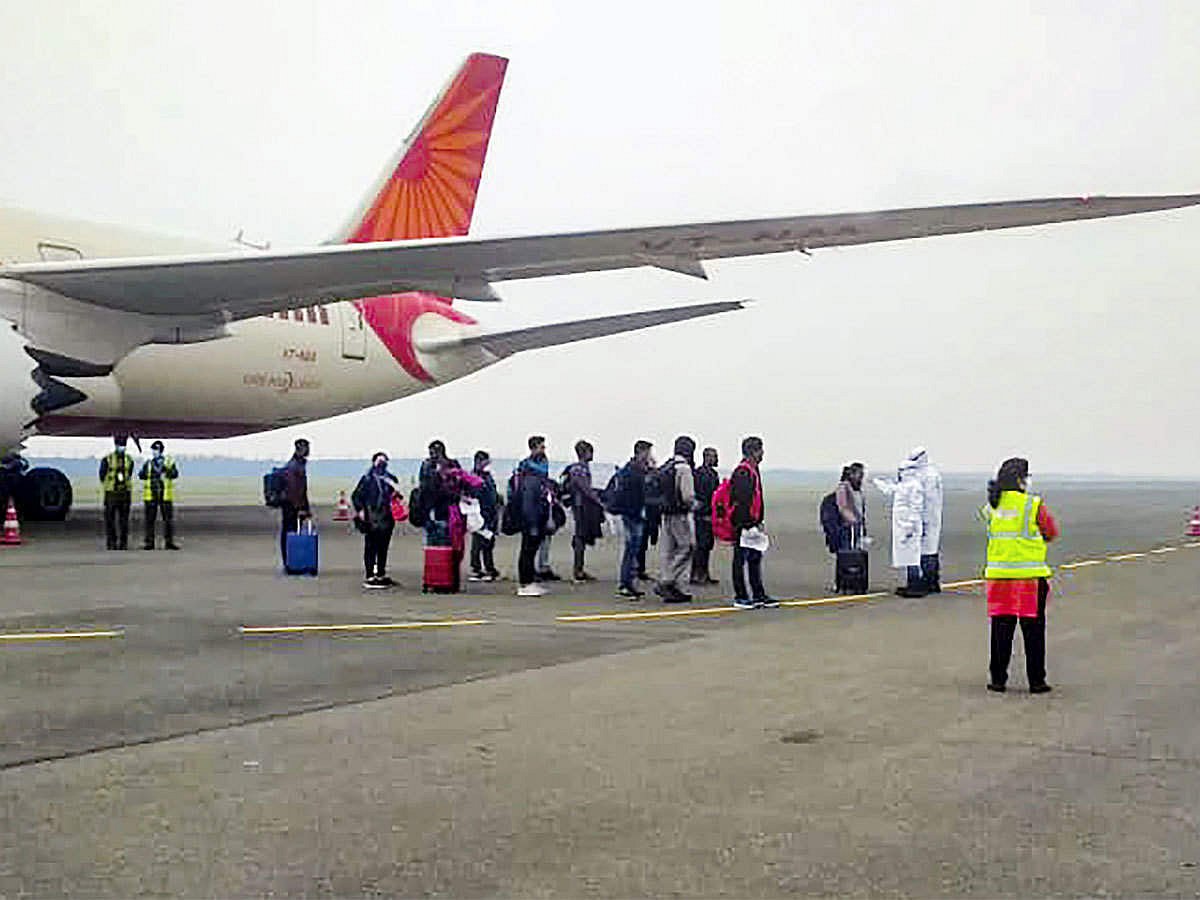 आकार पटेल का लेख: दुनिया समझ गई है कि कम क्यों है हमारे यहां संक्रमण के मामले, लेकिन सरकार कब समझेगी !